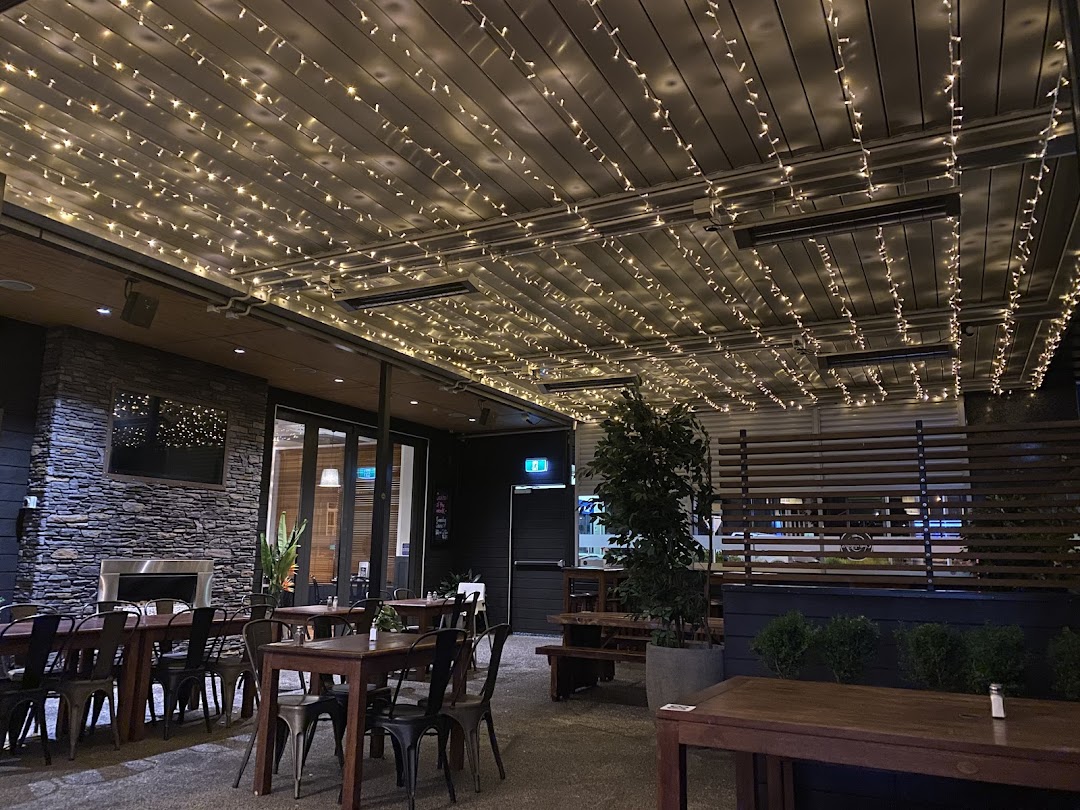 Charleston’s Restaurant & Bar